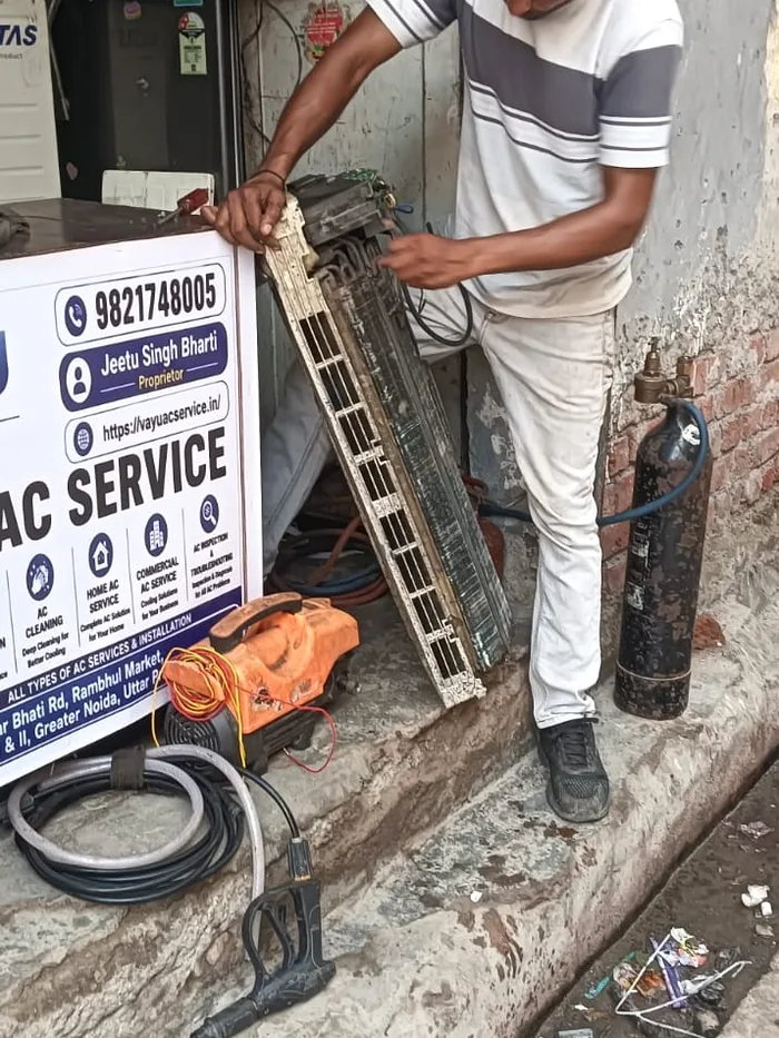 Vayu AC Service technician carrying out AC installation work in Greater Noida