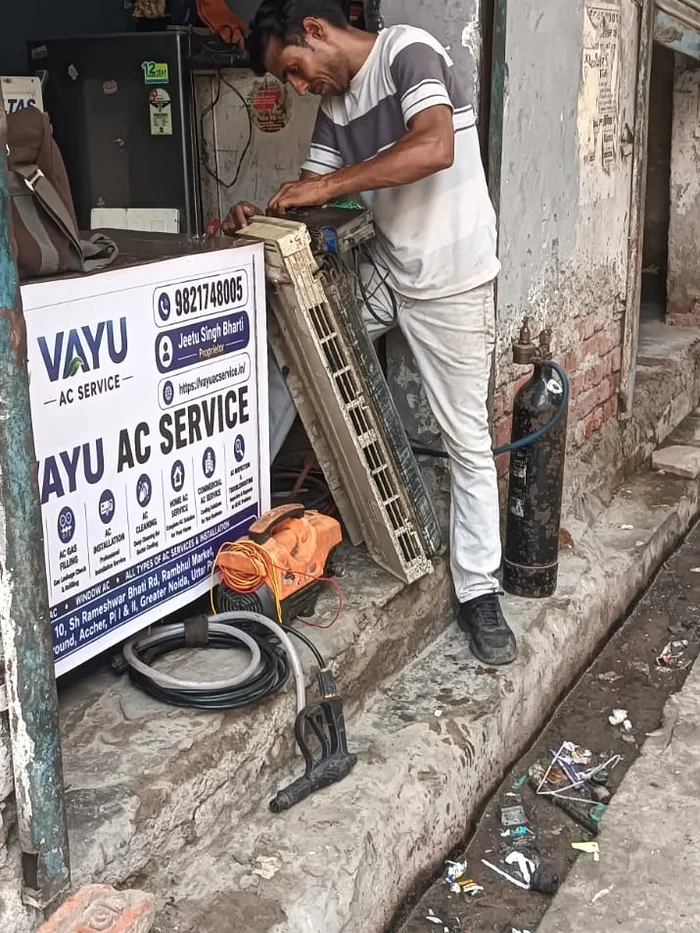 Vayu AC Service technician setting up an AC unit in Greater Noida
