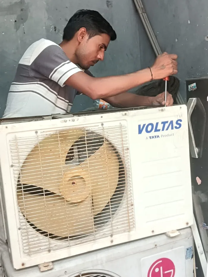Vayu AC Service technician handling AC repair work in Greater Noida