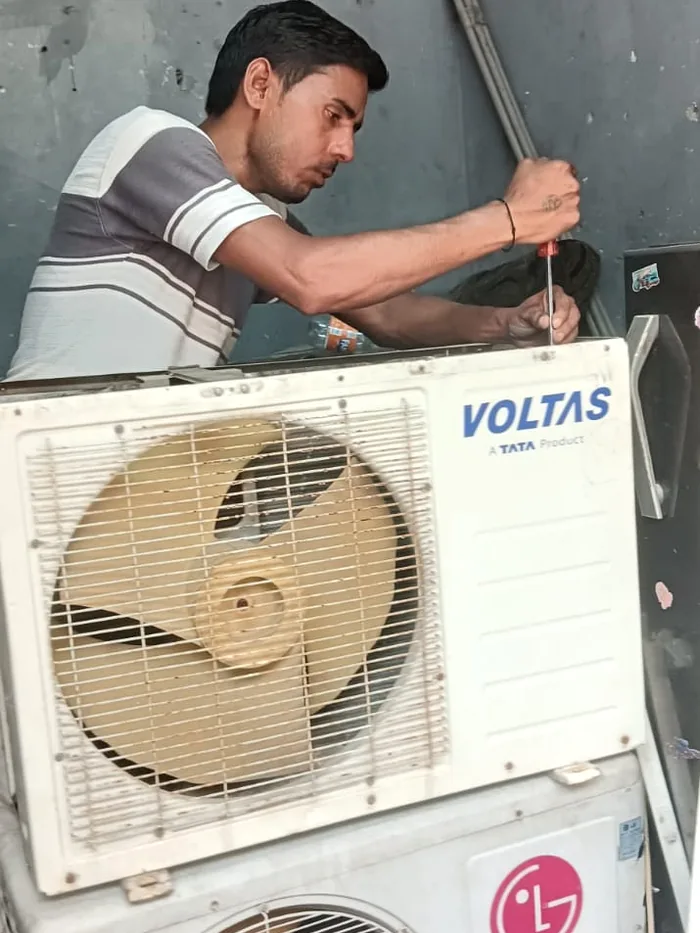 Vayu AC Service technician at work on an AC unit in Greater Noida