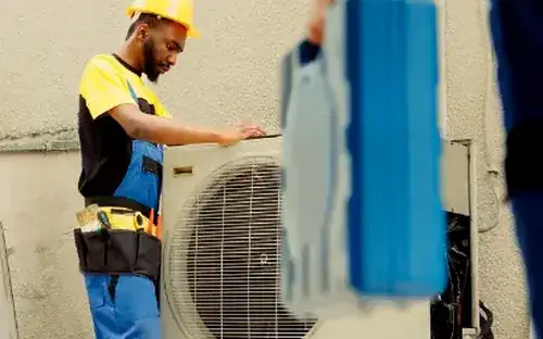 Vayu AC Service technician carrying out AC maintenance in Greater Noida
